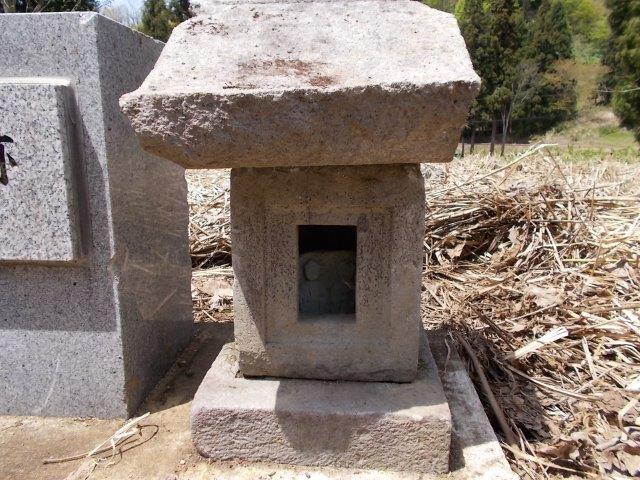 小千谷市岩沢　小土山地区　三柱神社跡地にある石の祠