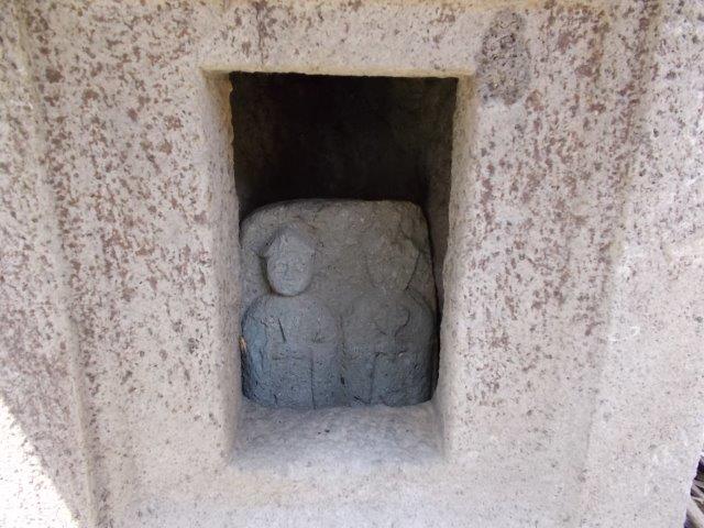 小千谷市岩沢　小土山地区　三柱神社跡地にある石の祠内部