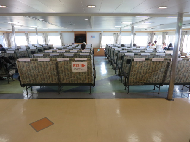 伊勢丸の船首方向にある普通客室（椅子席）
