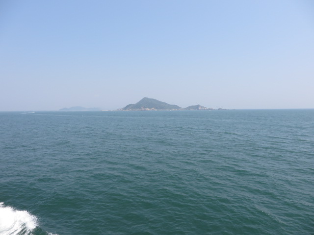 伊良湖に向かう伊勢湾フェリーの「伊勢丸」の船上から写した「神島」