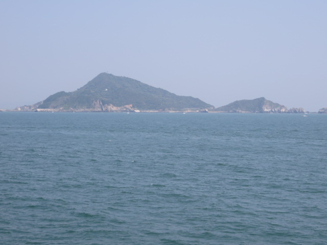 伊良湖へ向かう伊勢湾フェリーの「伊勢丸」の船上からズームで写した「神島」
