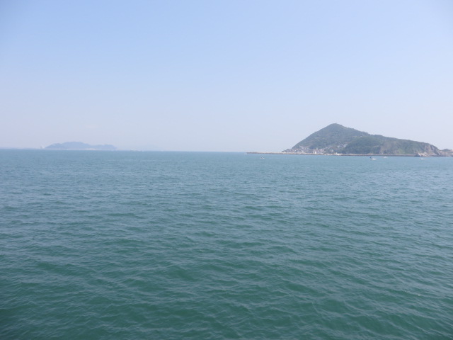 伊良湖へ向かう伊勢湾フェリーの「伊勢丸」の船上から写した「神島」と「伊良湖岬」 