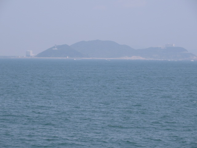 伊良湖へ向かう伊勢湾フェリーの「伊勢丸」の船上からズームで写した「神島」と「伊良湖岬」 