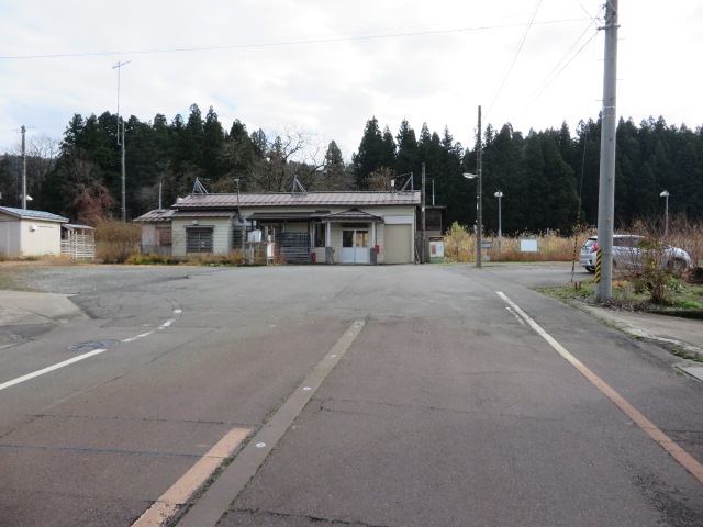 駅通り側から写した越後岩沢駅の駅舎です。