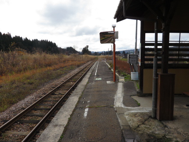 越後岩沢駅のホームと線路、下条駅・十日町駅方向です。
