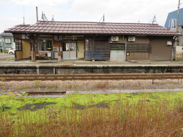 以前越後岩沢駅にあった島式ホームから写した越後岩沢駅の駅舎です。