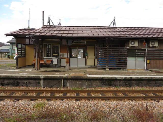 今は使われていない島式ホームから写した越後岩沢駅の駅舎です。