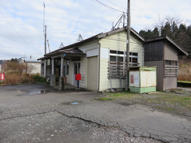 斜め前から写した越後岩沢駅の駅舎です。