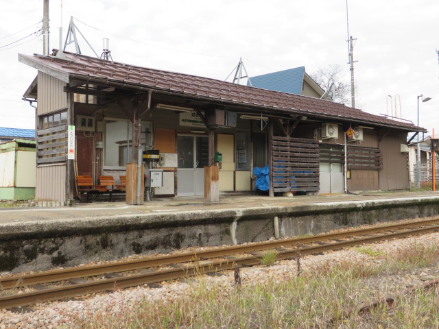 今は使われていない越後岩沢駅の島式ホームから写した駅舎です。
