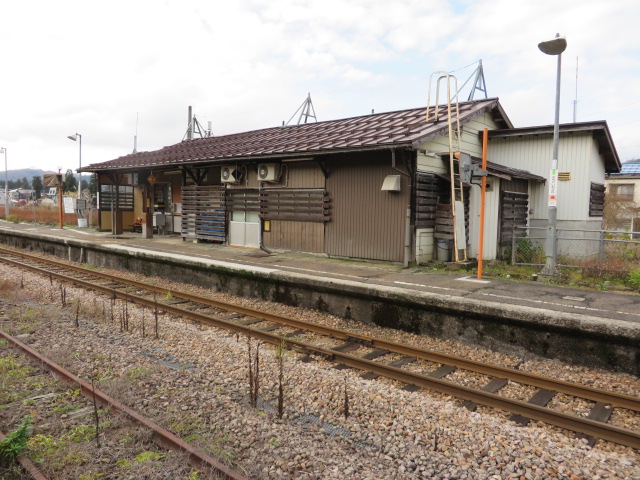 今は使われていない島式ホームから写した越後岩沢駅の駅舎です。