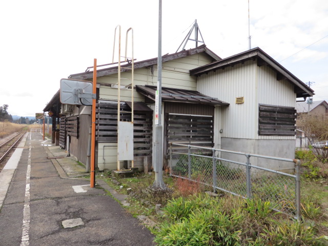越後岩沢駅のホームと駅舎です。