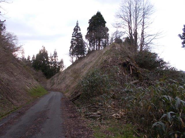 「松苧山」の石碑がある場所の遠景 小千谷市岩沢