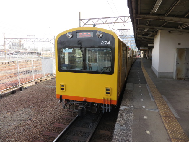 西桑名駅に停車中の、ナローゲージの電車