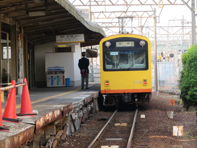 西桑名駅のホームに停車中の電車をズームで写した